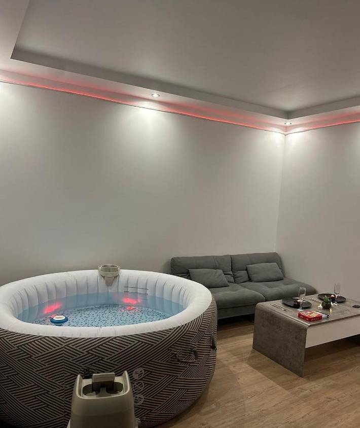 Appartement de vacances pour 3 personnes, avec Balcon et Jacuzzi ainsi que Terrasse et Jardin