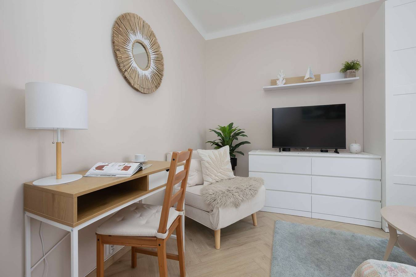 Ganze Ferienwohnung, Cozy Studio with a Workspace | Near the Metro in Bielany, Warschau