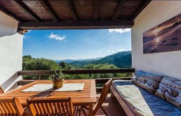 Gîte pour 8 personnes, avec vue ainsi que terrasse et piscine, animaux acceptés dans Sole Ruiu