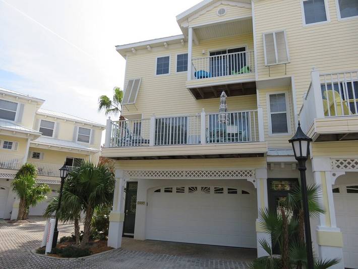 Vacation home for 6 people, with hot tub and balcony/terrace as well as pool in Anna Maria Island