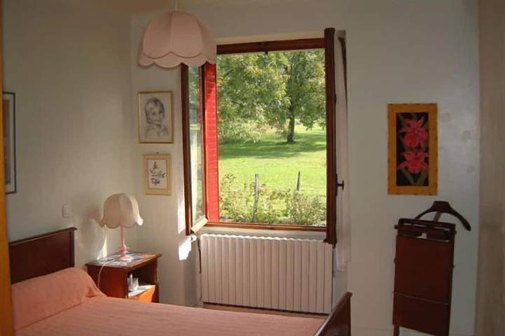 Location de vacances pour 4 personnes, avec terrasse ainsi que piscine et jardin à Mouxy - 2