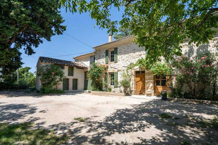 Location de vacances pour 6 personnes, avec Terrasse et Jardin ainsi que Piscine et Vue à Travaillan