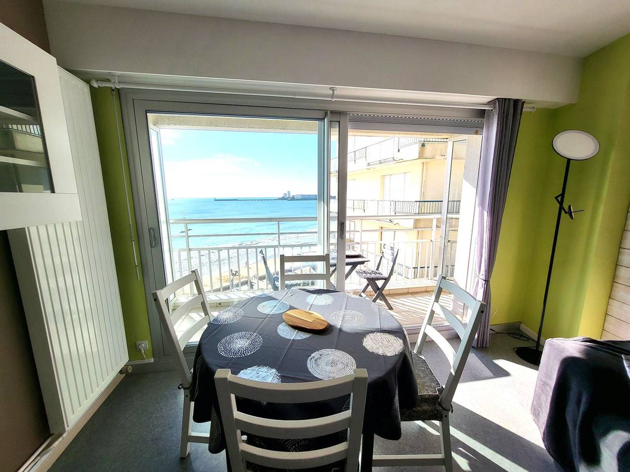 Entire apartment, Renovated studio facing the beach with balcony and garage in Les Sables-d'Olonne, Vendée