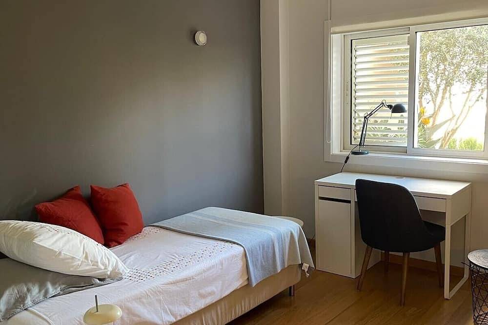 Ganze Wohnung, Sehr schöne geräumige Wohnung mit sonniger Terrasse / Garten / Psicine in Parede, Carcavelos e Parede