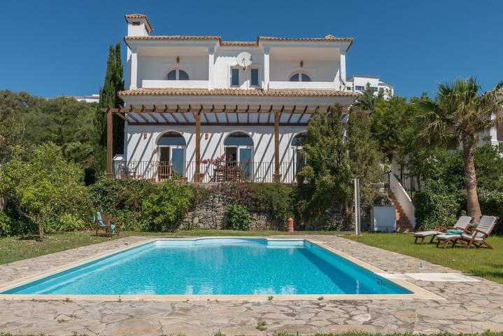 Villa Lino with Mountain Views, Pool, Garden, and Wi-Fi in Benalup-Casas Viejas, Costa de la Luz