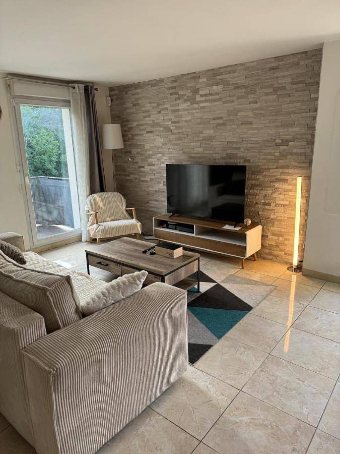 Appartement entier, Two-Bedroom Apartment in Villepinte, Seine-Saint-Denis
