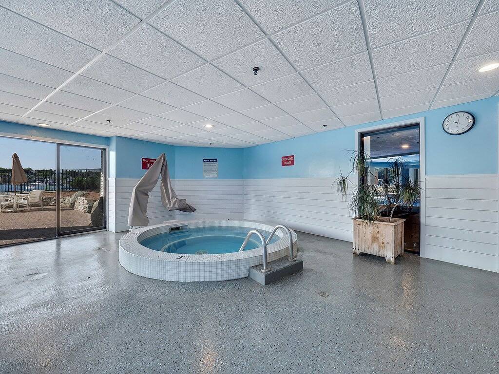 Ganze Wohnung, Waterfront Views | Downtown Charlevoix | Pool, Hot Tub, Sauna | Sleeps 4 in Charlevoix, Charlevoix County