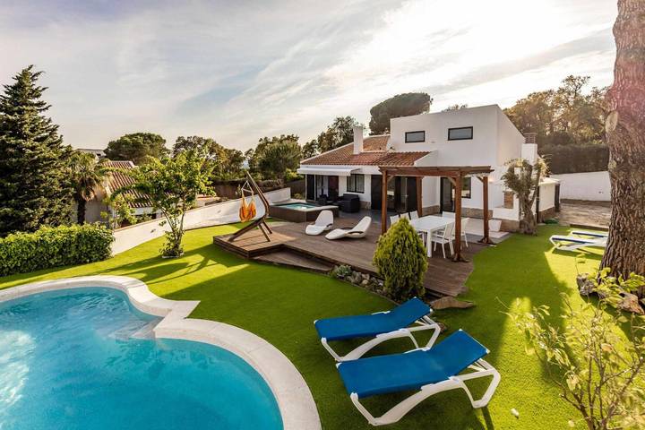 Chalet para 12 personas, con jacuzzi además de piscina para niños y jardín, Familias con niños en Provincia de Gerona - 2