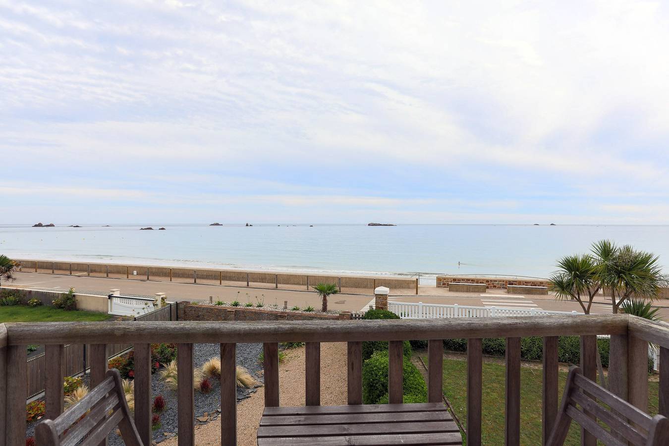 Maison de vacances 'Maison Face Mer Accès Direct Plage' avec vue sur la mer, terrasse et Wi-Fi in Plougasnou, Ceinture Dorée