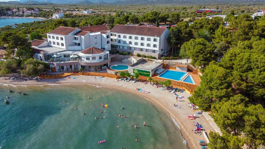 Camping für 3 Personen, mit Terrasse und Garten sowie Kinderpool und Pool in Pirovac