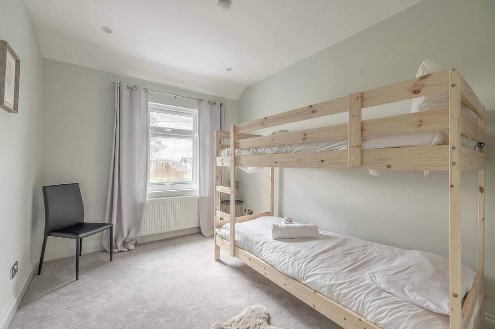 Stylish 4Bdr Family Home| Eton Wick - By Tempstay in Eton, Berkshire