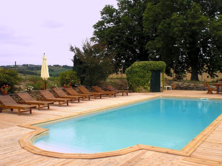 Gîte pour 16 personnes, avec jardin et piscine à Tourdun