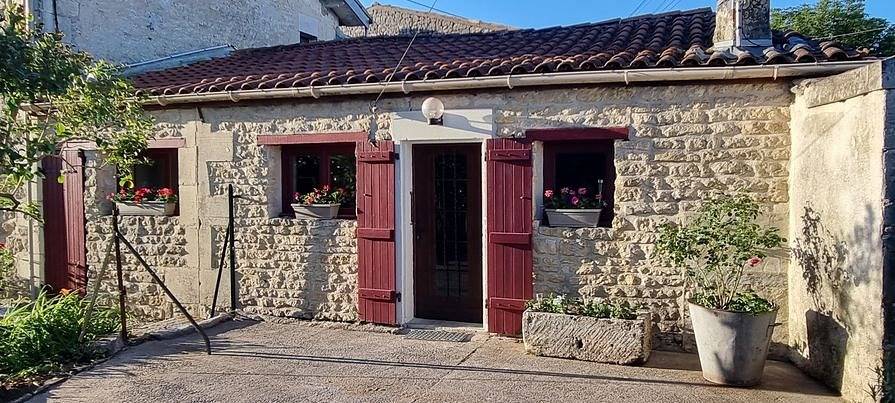 Gîte pour 6 personnes, avec jardin ainsi que piscine et terrasse à Saint-Martin-de-Juillers