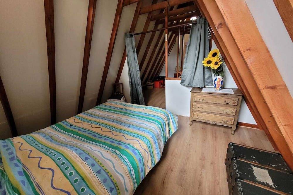 Pretty atypical chalet by the sea with a 2500 m² garden in Ver-sur-Mer, Côte de Nacre