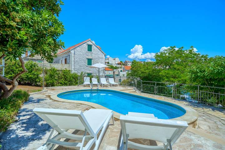 Ferienhaus für 6 Personen, mit Balkon und Garten sowie Pool auf Brac