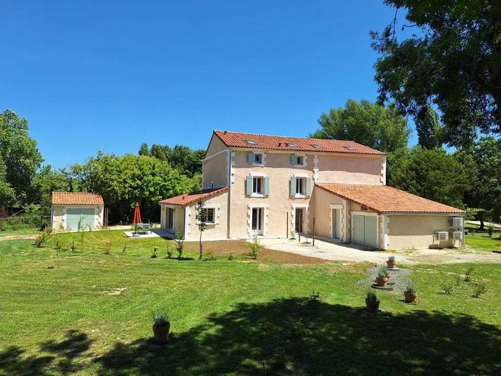 Gîte pour 26 personnes, avec jardin à Châteauneuf-sur-Charente