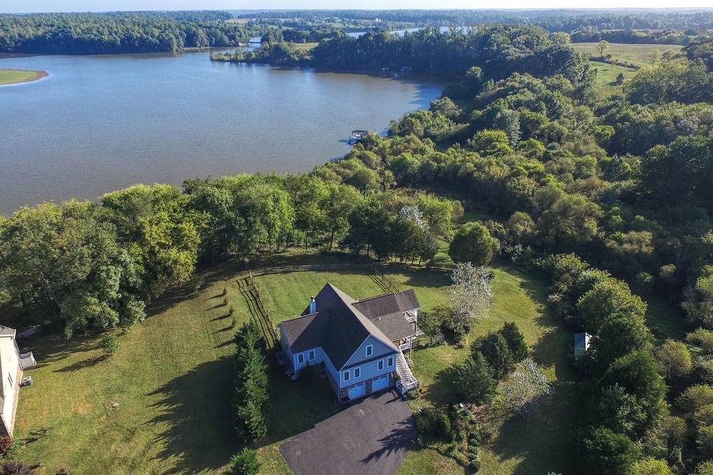 Neue Auflistung! Seeufer & hundefreundliches Zuhause mit Dock, Feuerstelle, Wasserspielzeug in Lake Anna
