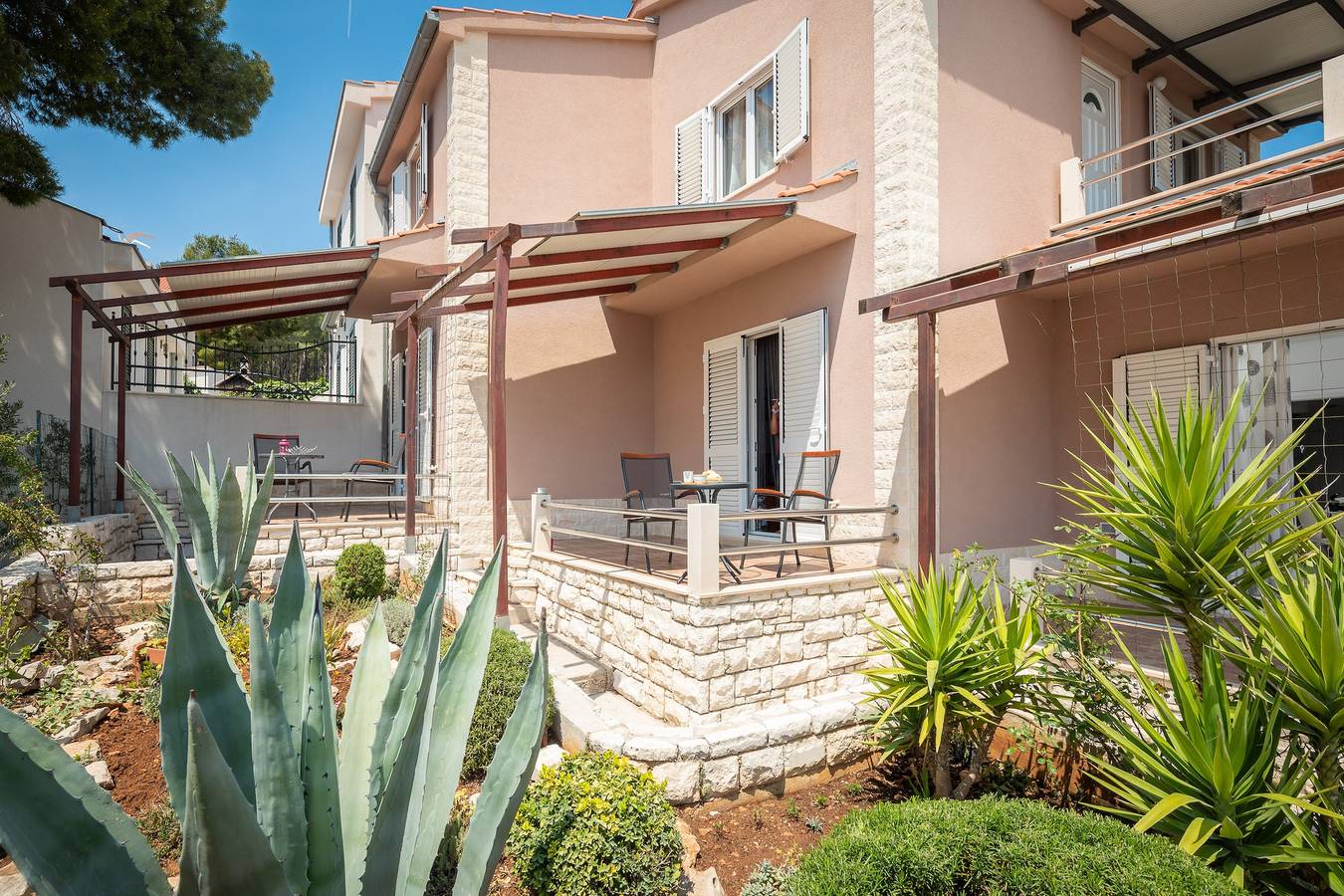 Hel leilighet, One bedroom apartment with terrace and sea view Cove Osibova, Brač A-12062-a in Milna, Brac