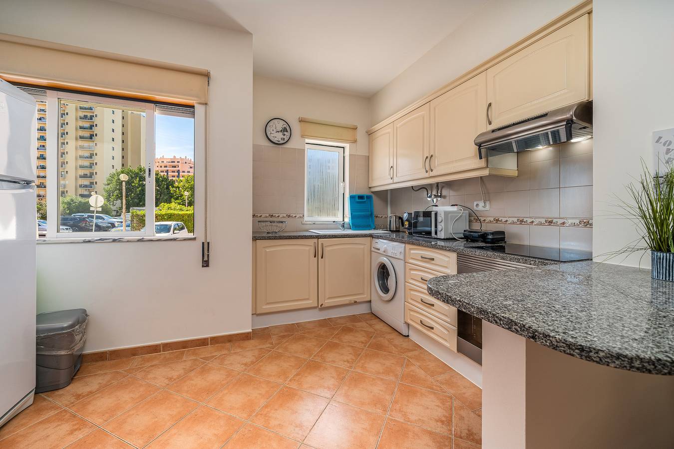 Entire apartment, Apartment 'Paraíso Beira-Mar' with Shared Pool, Wi-Fi and Air Conditioning in Praia da Rocha, Portimão