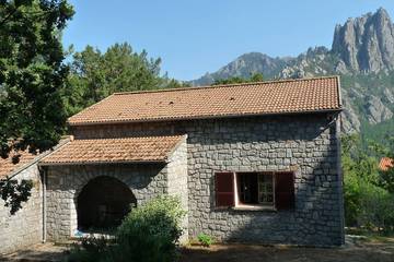 Gîte pour 8 personnes, avec jardin à Ghisoni