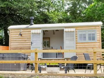 Log Cabin for 2 People in Cranborne Chase, South West England, Photo 1