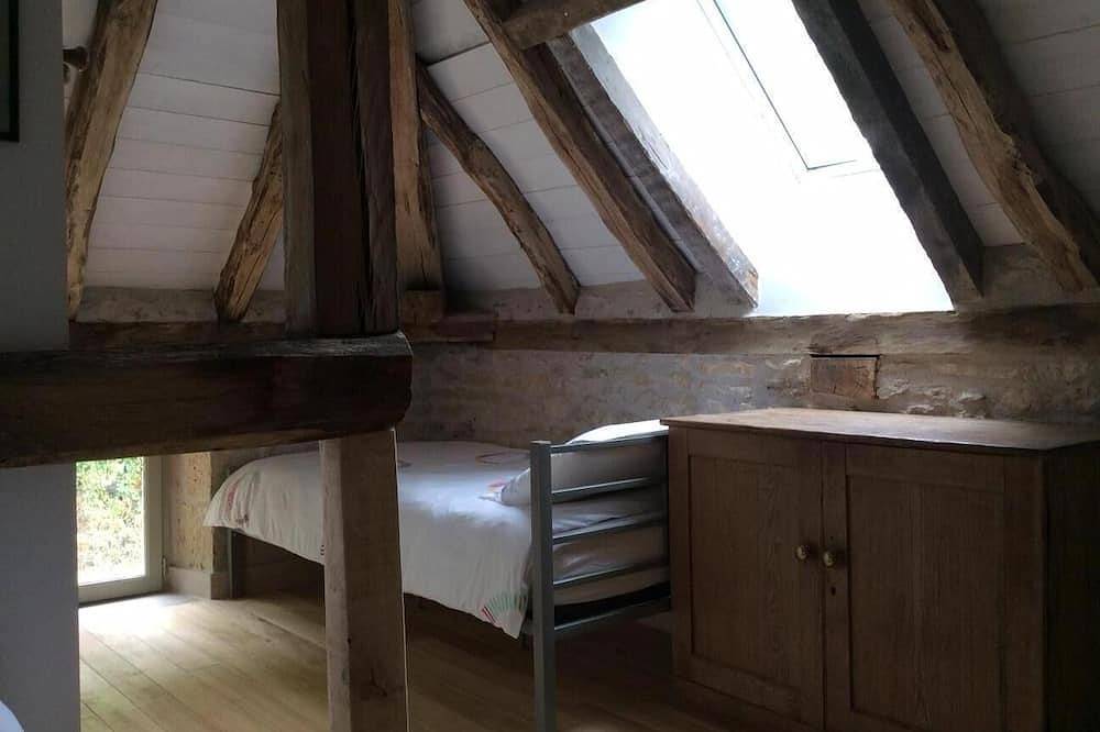 Appartement entier, Charmant cottage restauré, situé dans le village médiéval de Flavigny-sur-Ozerai in Flavigny-sur-Ozerain, Région de Montbard