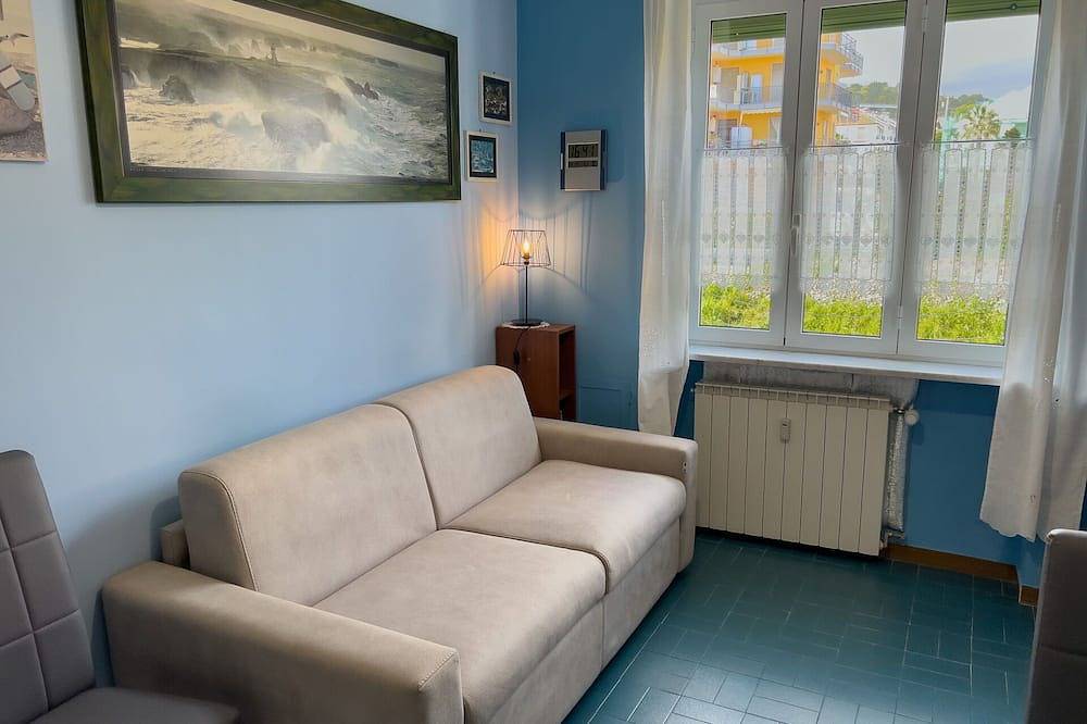 Entire apartment, Casa Carlotta - Little studio apartment, 2 people, private parking, 200 m from beach in San Bartolomeo al Mare (City), San Bartolomeo al Mare