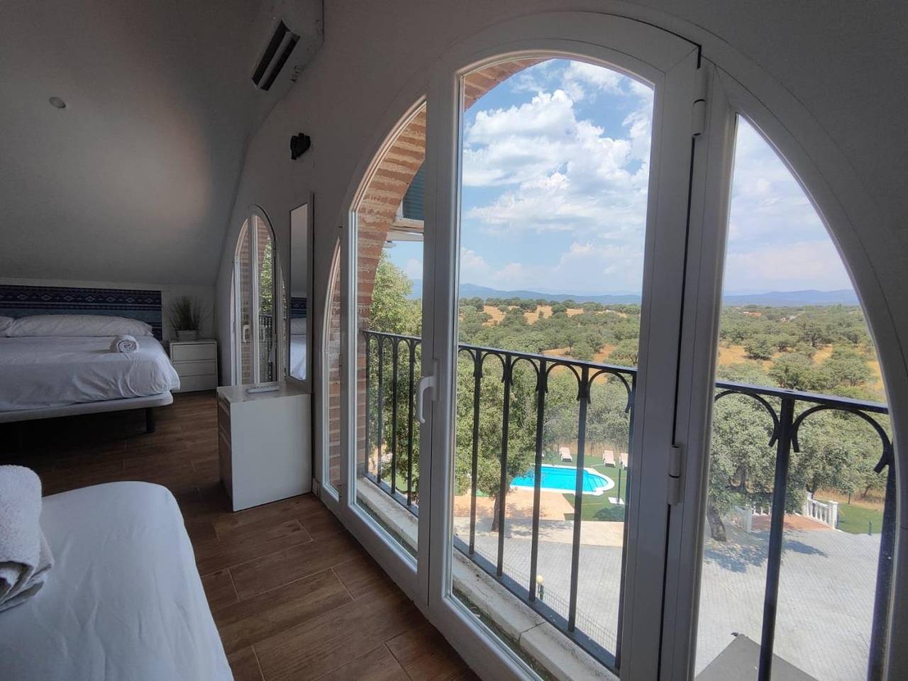 Acogedora habitación con piscina, WiFi, jardín y barbacoa in Nombela, Provincia de Toledo