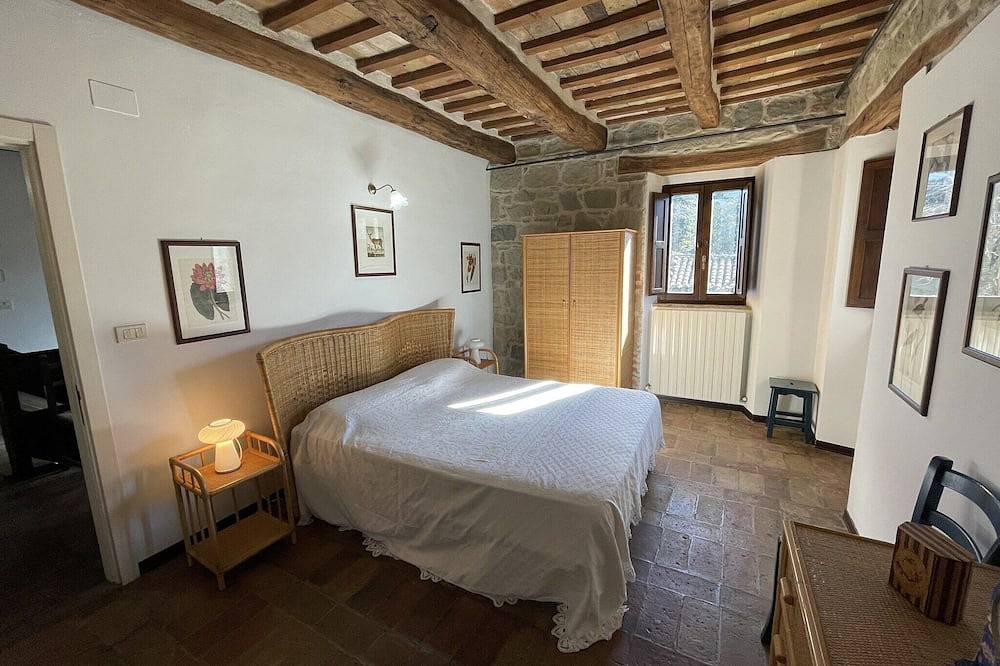 Large Group Retreat with Pool in Amandola, Monti Sibillini National Park