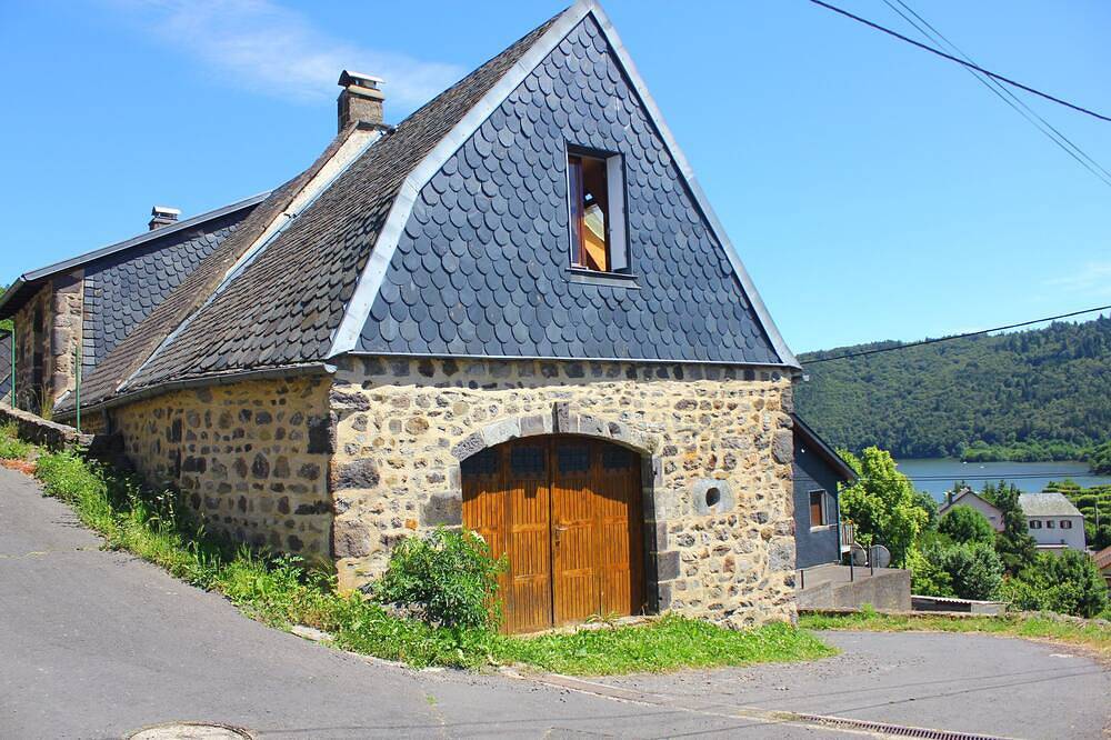 Casa-Baño con bañera-Vista a la Montana in Chambon-sur-Lac, Parque Natural Regional Volcans d'Auvergne