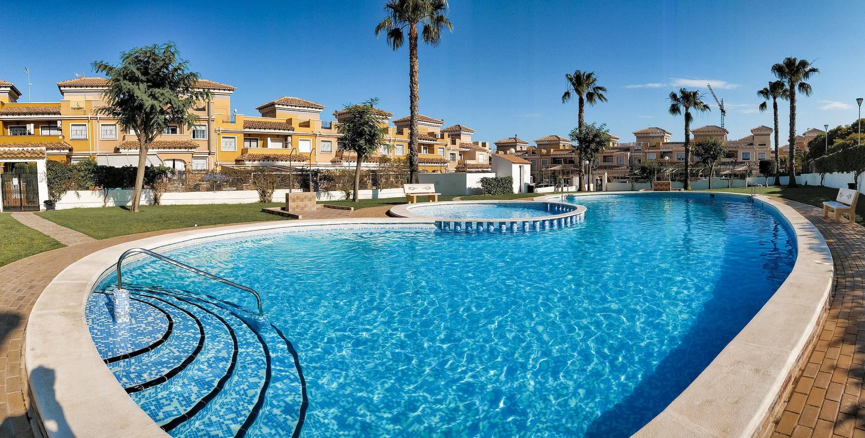 Holiday Home 'Beautiful 3 Bed Villa in Torrevieja' with Sea View, Pool & Wi-Fi in Las Calas, Torrevieja