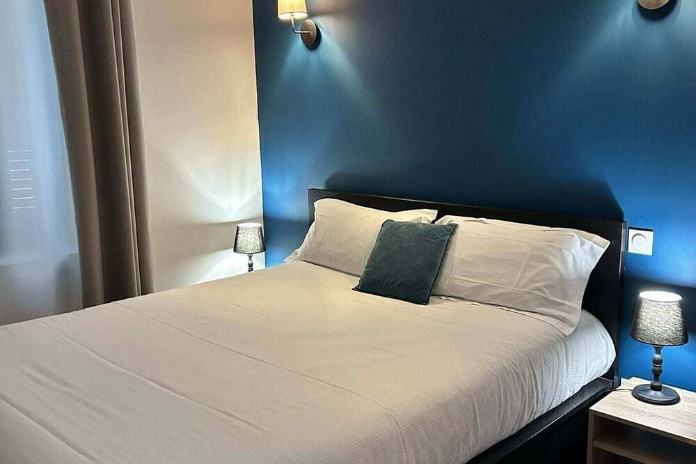 Entire apartment, 2-person air-conditioned 1-bedroom apartment near Aïga Resort Puy de la Coquille A02 in Châtel-Guyon, Volcans d'Auvergne Regional Nature Park