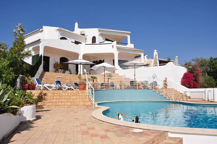 Villa for 12 people, with garden and balcony in Alvor