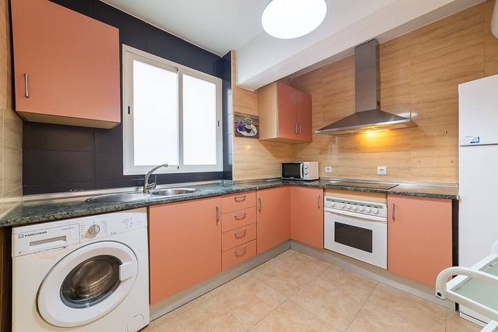 Apartamento entero, Piso en El Zapillo: vistas al mar, Wi-Fi, Ac en salón y ventiladores de techo in Playa de El Zapillo (Almería), Almería