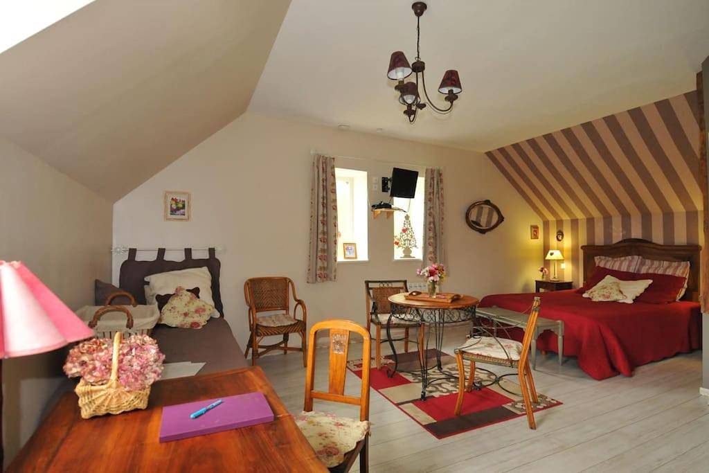 Two-Bedroom House in Saint-Prest, Région de Chartres