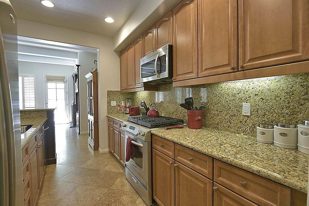 Ganze Wohnung, Atemberaubende 2-stöckige spanische Stadthaus, Mtn. Aussicht, Privatterrasse, Gar. Für 2 Autos. und mehr! in La Quinta (CA), Coachella Valley