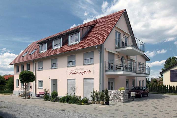 Ferienwohnung für 2 Personen, mit Balkon und Terrasse sowie Ausblick in Bad Buchau