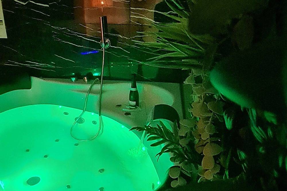 Appartement entier, Spa, sauna, ciel de pluie tropicale, bouteille offerte, nuit romantique in Mâcon, Région de Mâcon