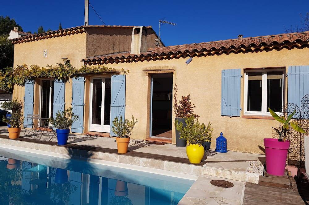 Charming single-storey house with swimming pool in a Provencal village in Fuveau, Mittelmeerküste (Frankreich)