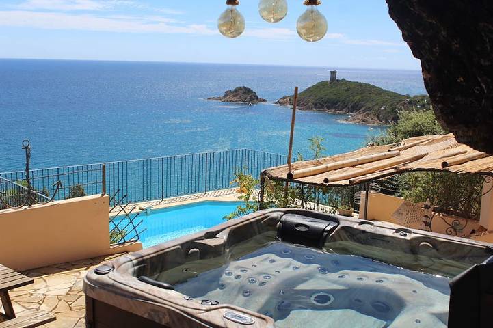 Villa pour 10 personnes, avec Balcon ainsi que Jacuzzi et Jardin dans Fautea