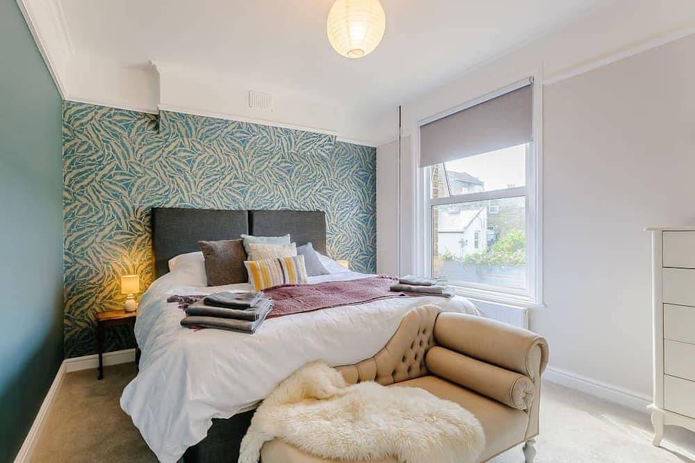 Walpole Front House: sleeps 13 people in 5 bedrooms in Botany Bay, Kent