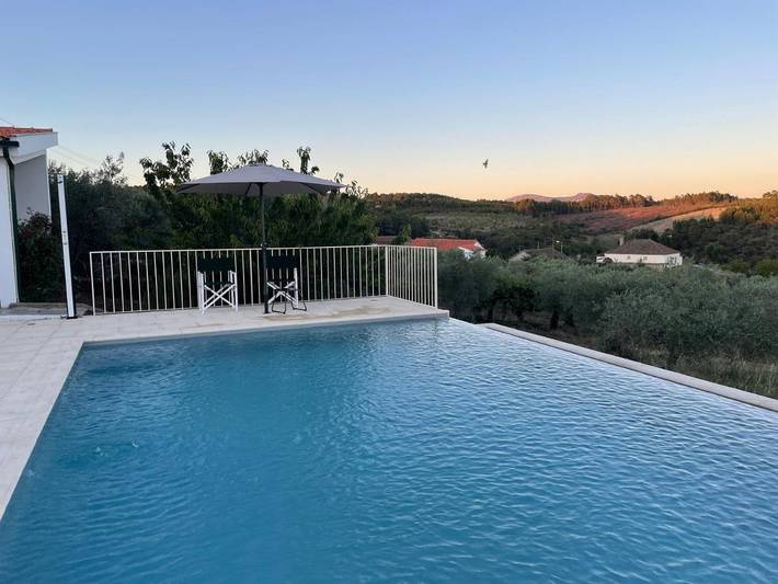 Location de vacances pour 6 personnes, avec piscine ainsi que vue et terrasse dans Vila Pouca de Aguiar