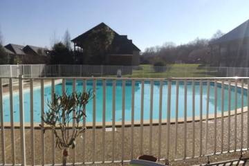 Gîte pour 2 personnes, avec terrasse ainsi que piscine et jardin à Équemauville