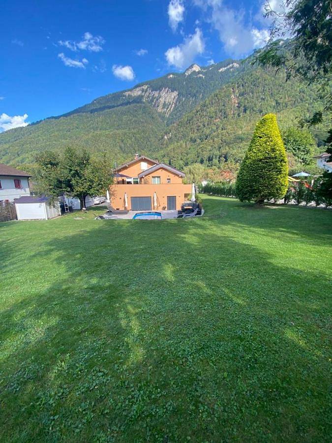Gîte pour 8 personnes, avec vue ainsi que piscine et jardin à Bex