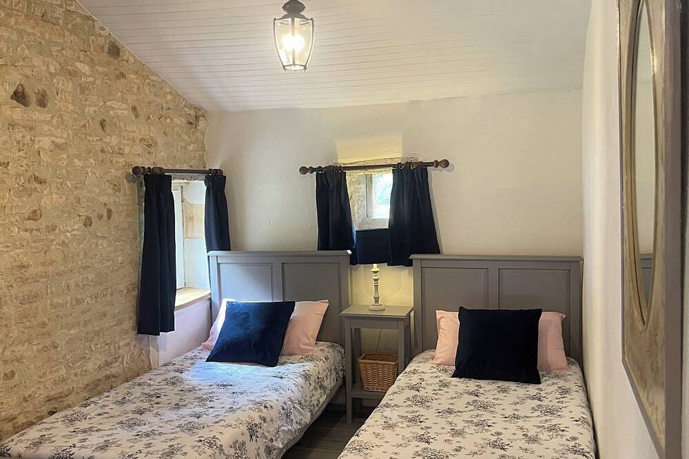 Chambre du Jardin - Chambre d'hôte, salle familiale (1 à 4 couchages) in Brux, Vienne (France)