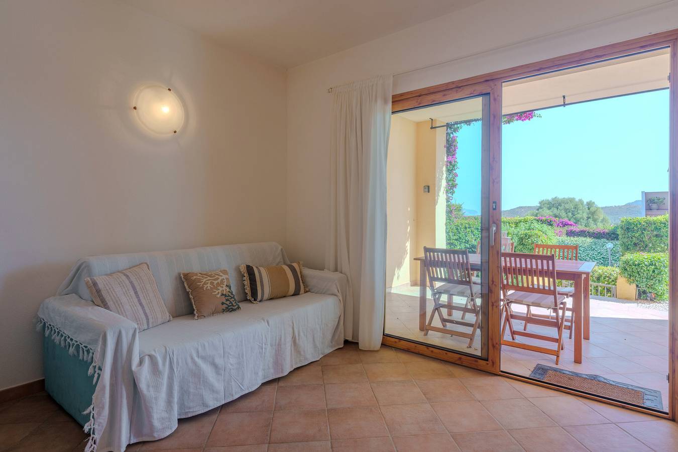 Entire apartment, Apartment 'Avocado' with Shared Pool, Private Garden and Air Conditioning in Maltineddu, Gallura