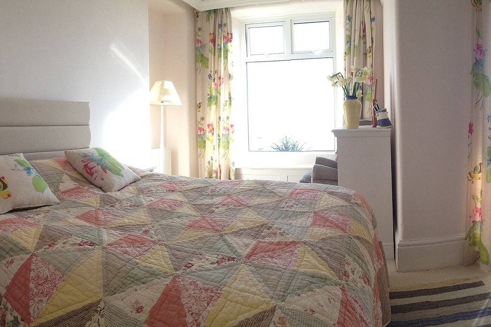 Entire apartment, Character, Views over Carbis Bay, Balcony,Parking,2 Bathrooms, own entrance. in Carbis Bay, Cornwall