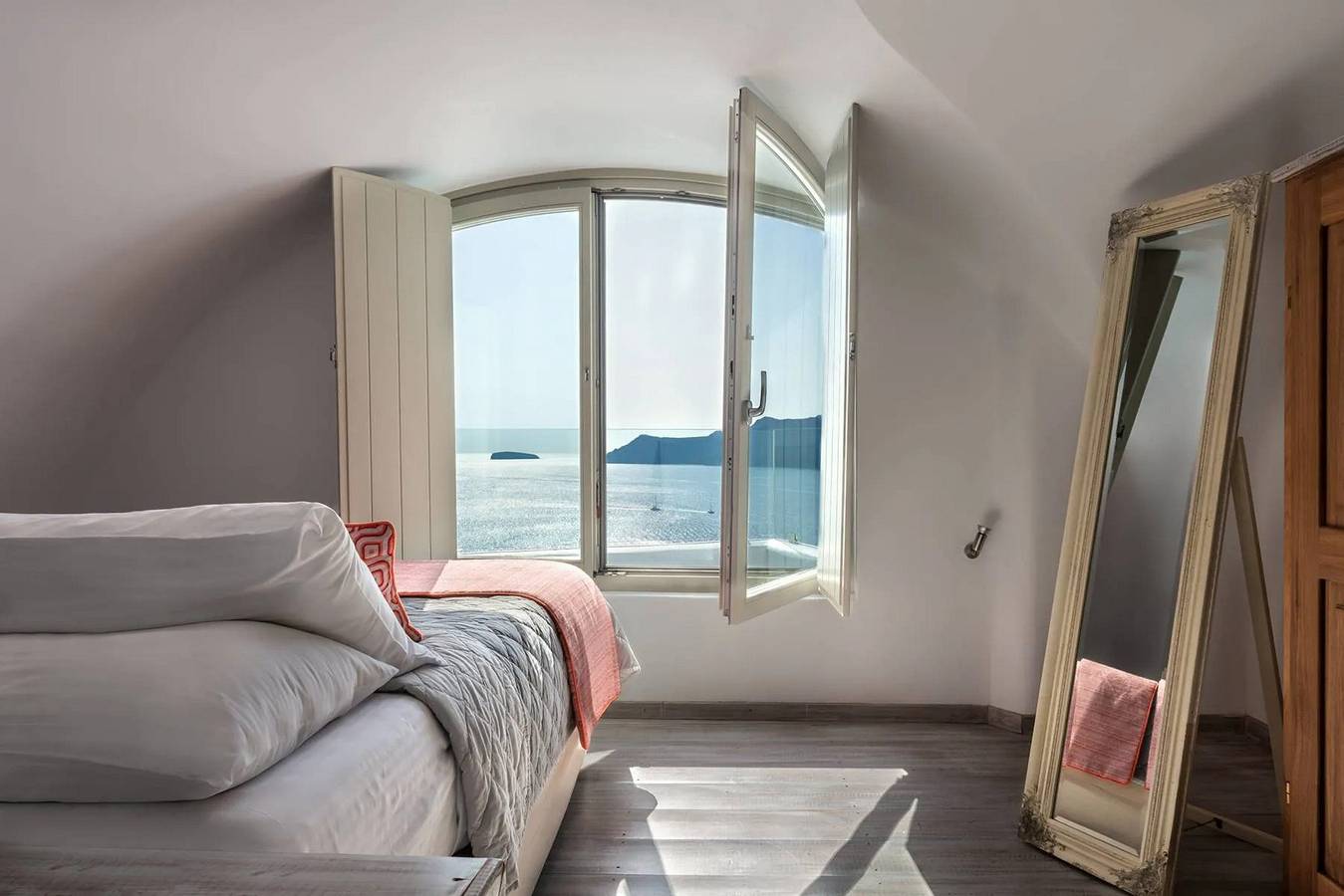 Splendid Santorini Suite | Junior Suite | Breathtaking Caldera Sea & Sunset Views and Hot Tub | Oia in Oia, Santorini