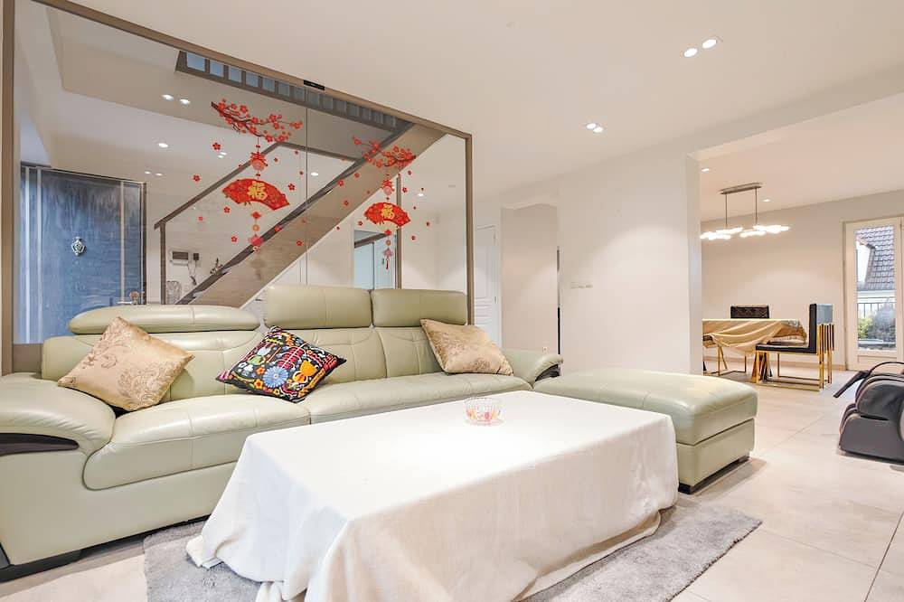 210m² House in Antony for 12 & Parking & Terrace in Antony, Hauts-de-Seine