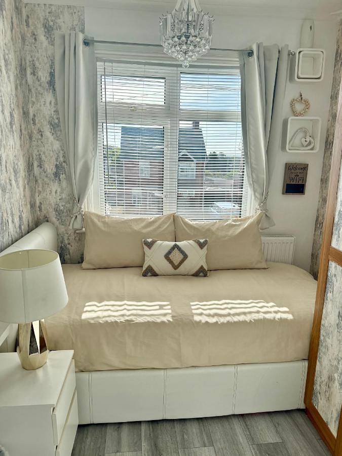 Entire holiday apartment, Single Room in Exeter, Devon